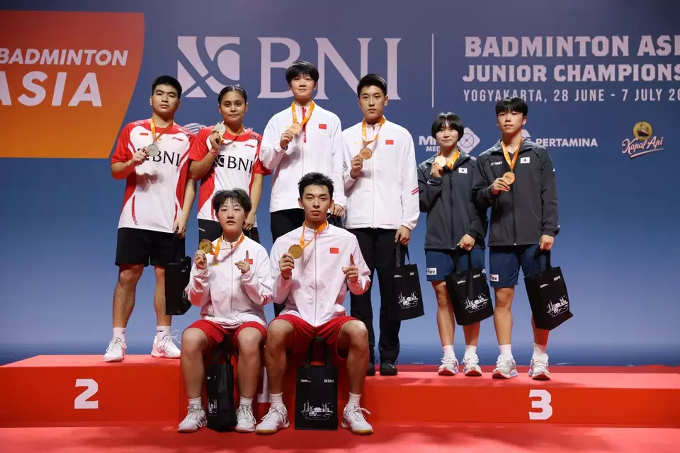 Ganda campuran Darren Aurelius/Bernadine Anindya Wardana harus puas menjadi runner up turnamen BNI Badminton Asia Junior Championships (BAJC) 2024 seusai dikalahkan ganda Tiongkok, Lin Xiang Yi/Liu Yuan Yuan di Yogyakarta, Minggu 7 Juli 2024.